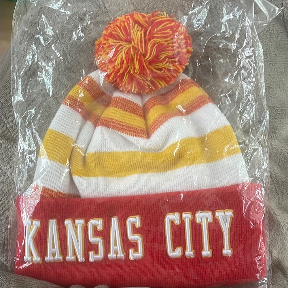 Football Kansas City Chiefs Beanie Fashion Knit Pom-Pom Hat Cuffed new